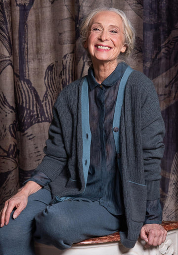 Cardigan Long Graphite – Graphite / Amaparo Blue, yak wool-silk blend, alternate view | Traces of Me