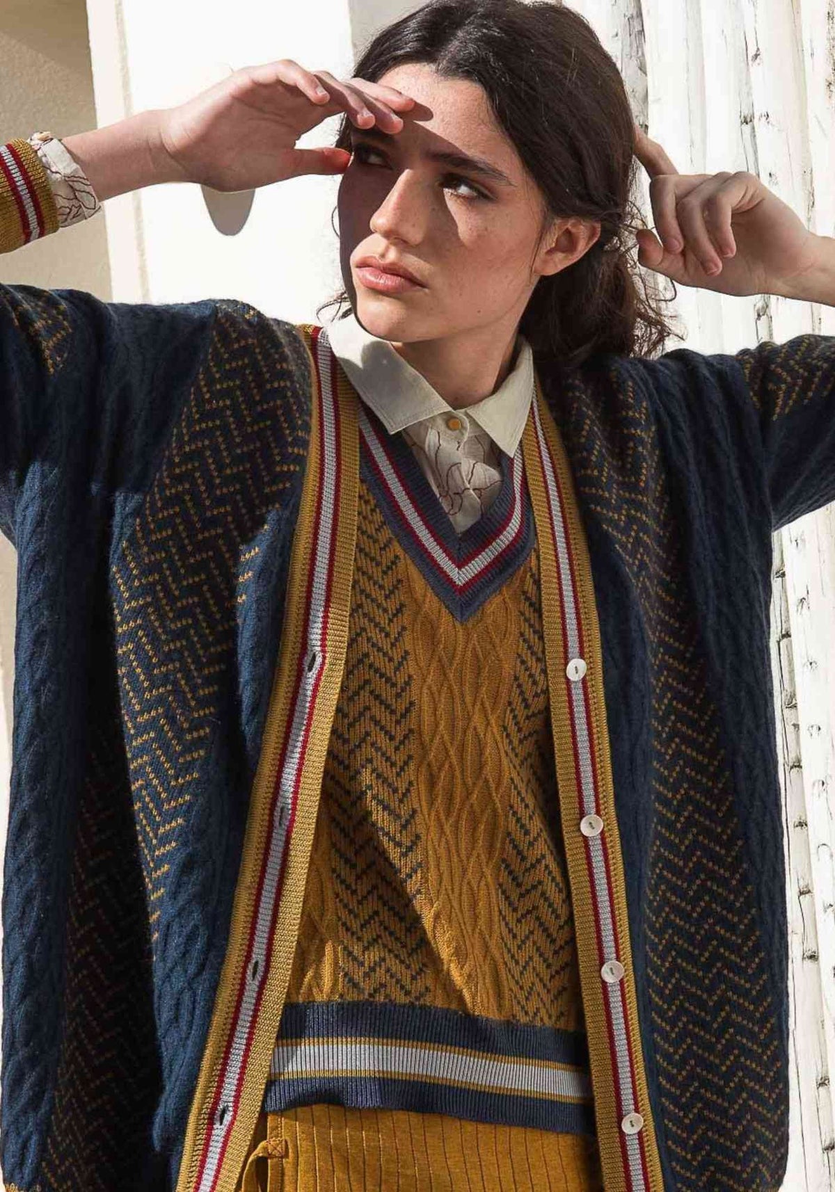 Casaco de malha Long Jacquard Cables – Amber / Navy, caxemira blend, vista alternativa | Traces of Me