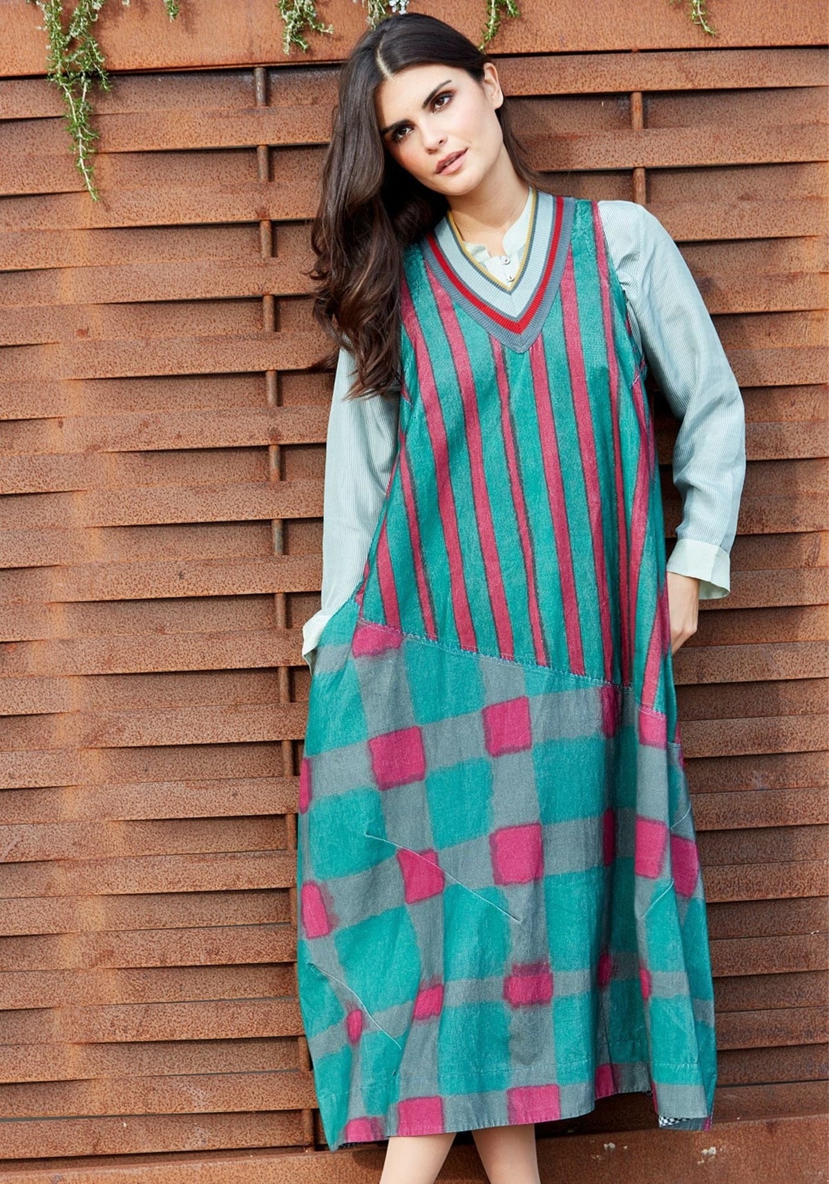 Vestido Durbar Watercolour Stripes Malachite Green – Malachite Green / Cherry, algodón-viscose blend, vista alternativa | Traces of Me