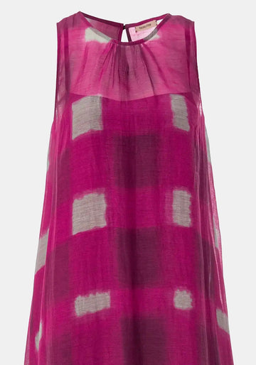 Vestido Yabalka Watercolour Checks – Beet Red, mezcla de algodón y seda, vista alternativa | Traces of Me