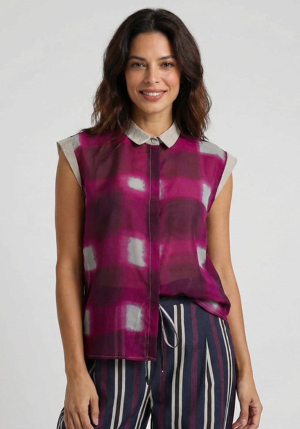 Camisa Anna Short Sleeves Watercolour Checks – Beet Red, seda, vista alternativa | Traces of Me