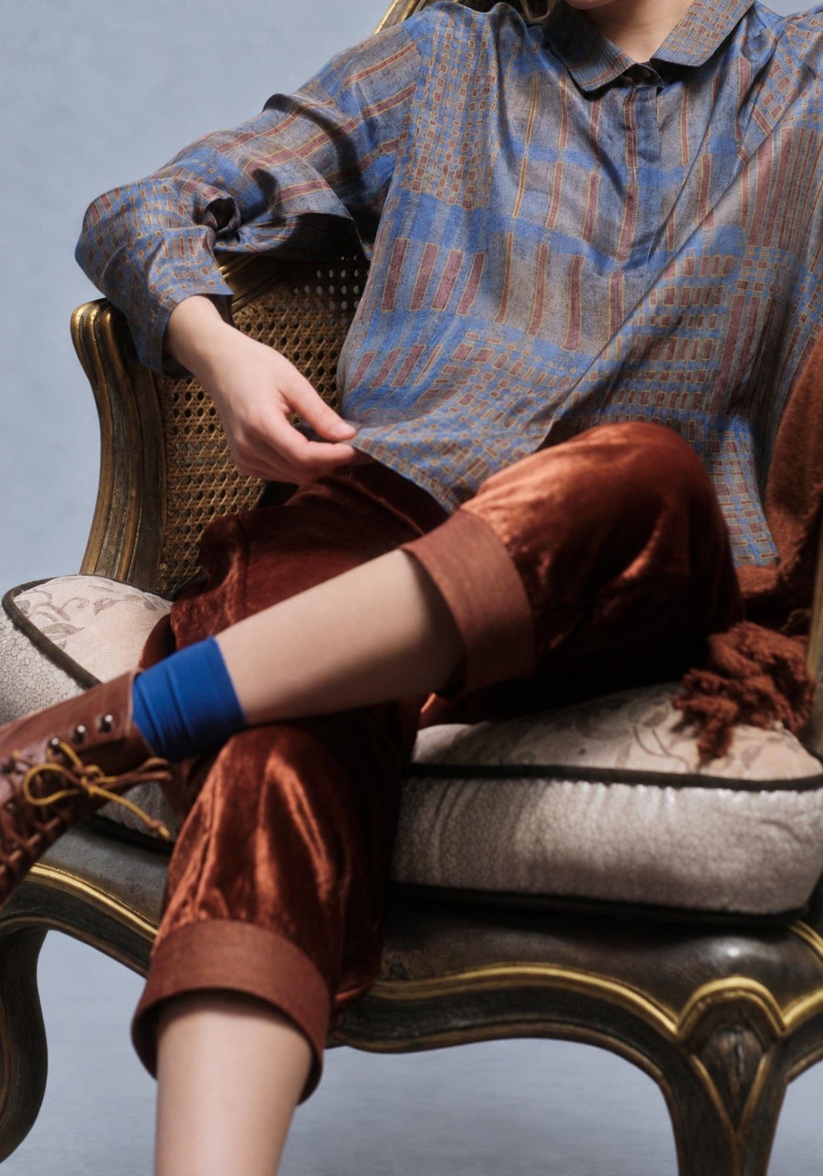 Pantalones Still Velvet Mood – imagen editorial