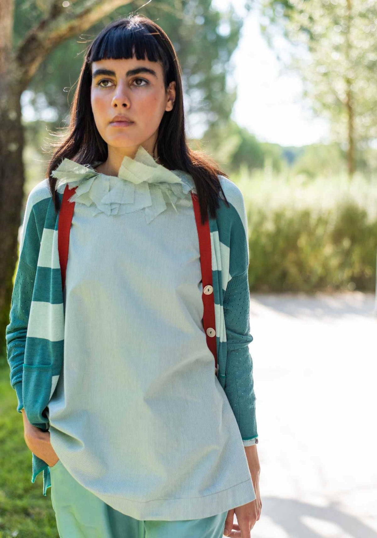 Túnica Shika Collar Stripes – Fog Green, seda-mistura de algodão, editorial image | Traces of Me