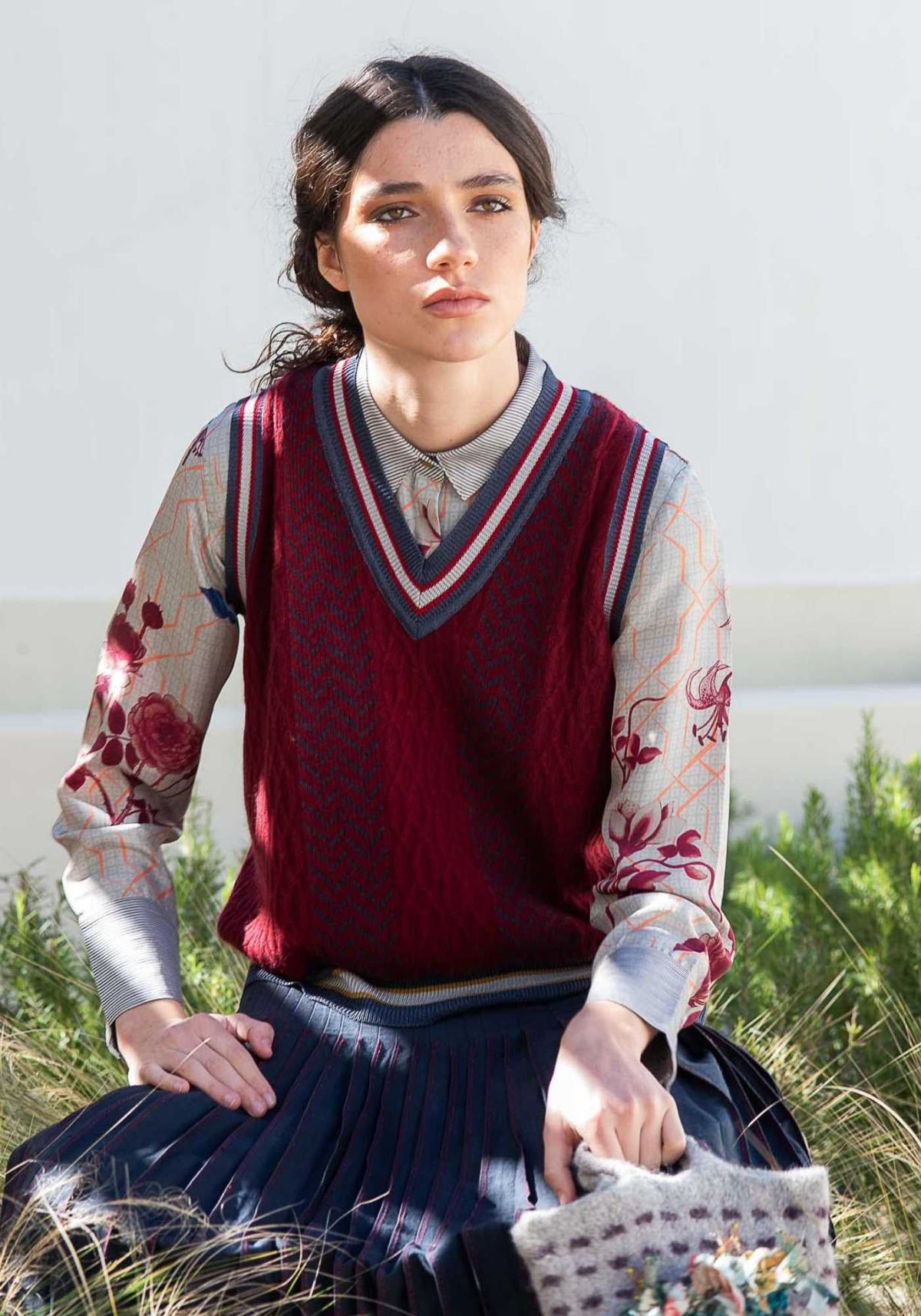 Colete Tender Jacquard Cable Cherry – Cherry / Navy, caxemira blend, vista alternativa | Traces of Me